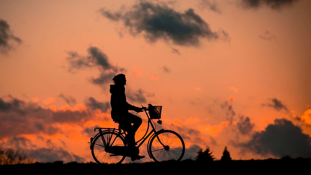 silueta dívky na kole